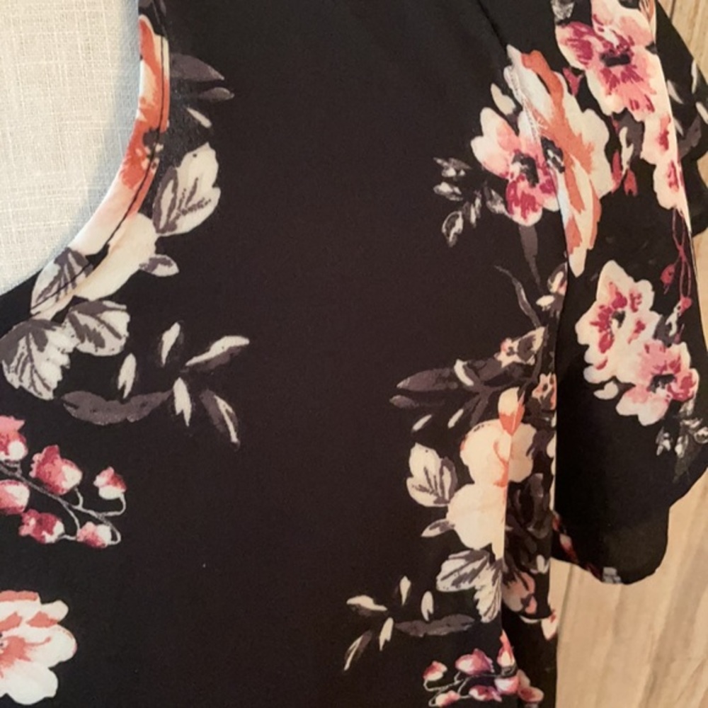 Torrid Black Flowered Blouse 100% Polyester Size 1 - image 3